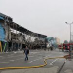 В Киеве произошёл инцидент с магазином Decathlon, расположенным на Почайной, в результате которого объект пострадал. В связи с этим возникли вопросы относительно выполнения онлайн-заказов. Служба поддержки компании сообщила, что все заказы, оформленные через интернет, будут обработаны в обычном режиме. Клиенты могут продолжать совершать покупки онлайн, и их заказы будут доставлены в срок, несмотря на произошедшее.
