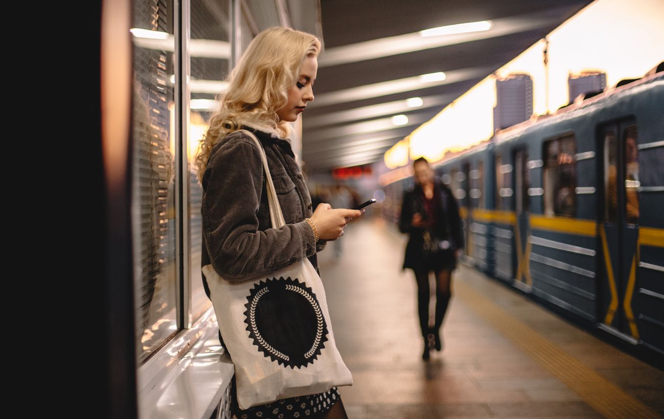 Зеленая ветка метро Киева возобновила движение в "желтую" тревогу