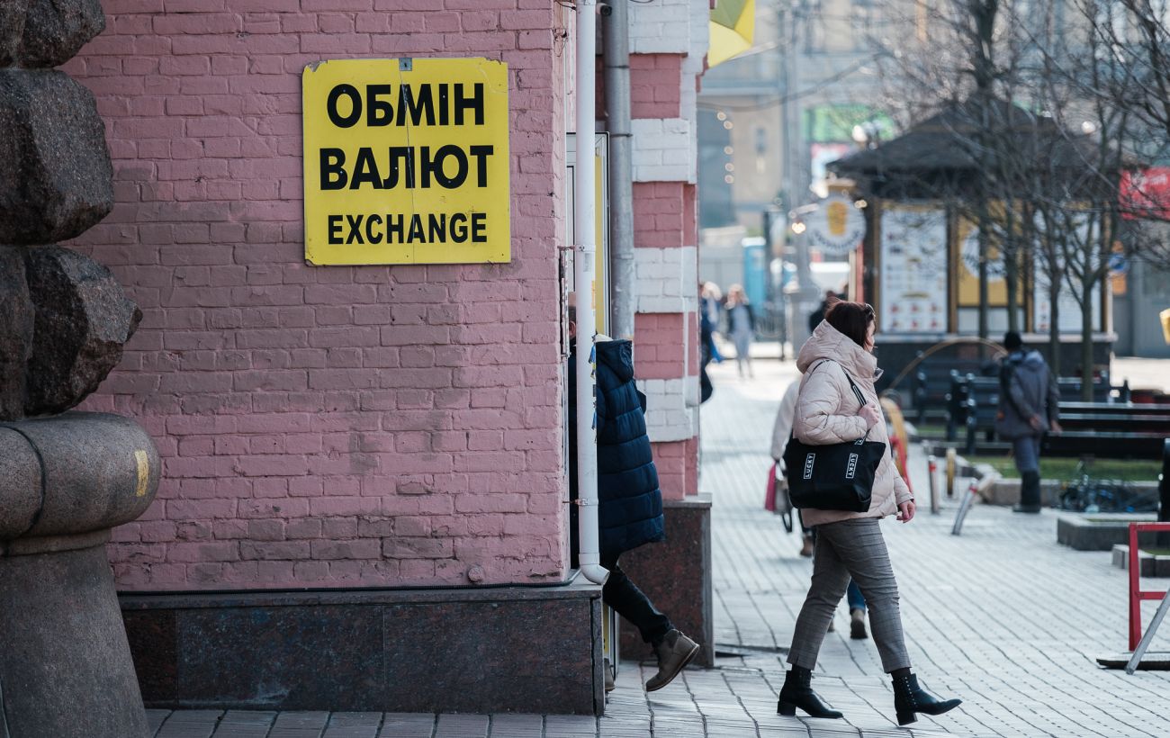 Доллар и евро в банках и обменниках: сколько стоит валюта 22 октября