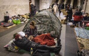 Как на паркинге: урбанист предлагает сделать в метро Киева разметку для укрытия во время тревоги