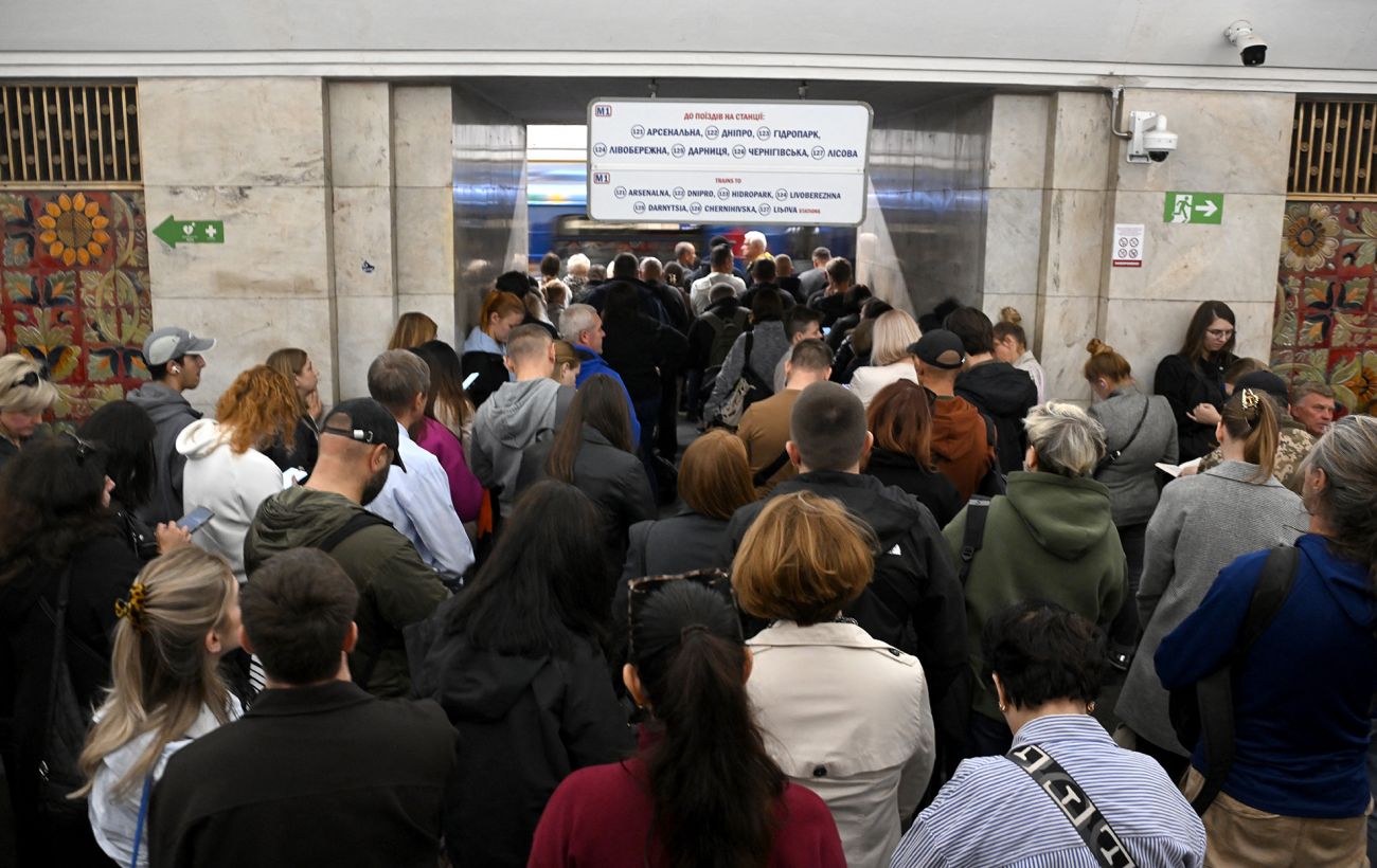 В Киеве из-за удара РФ закрыли станции метро "Черниговская" и "Лесная"