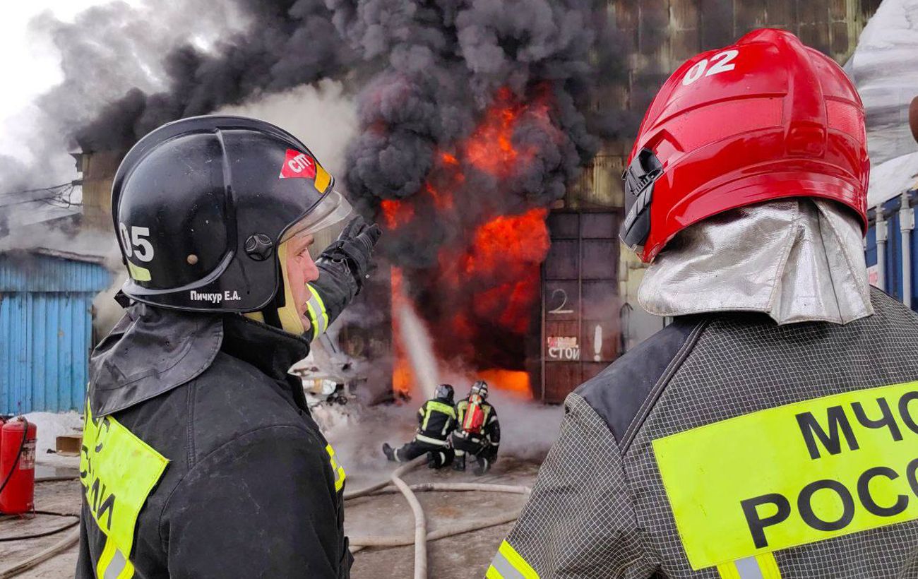 В Самарской области после атаки дронов пылает Новокуйбышевский НПЗ
