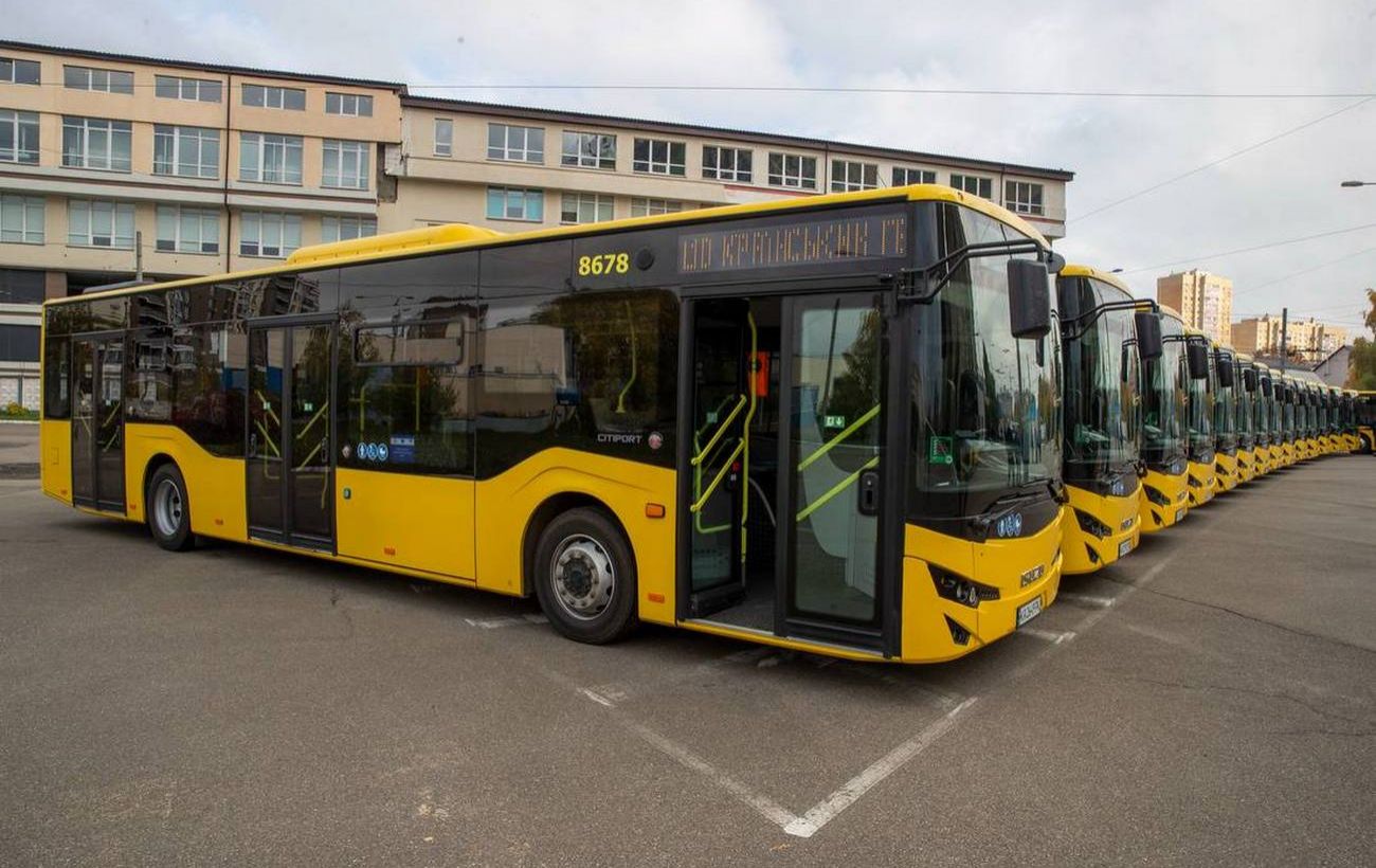 Киев получил 85 новых инклюзивных автобусов: Кличко показал, как они выглядят